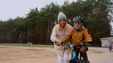 Niño-Aprendiendo-A-Andar-En-Bicicleta