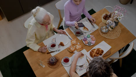 Family-sitting-at-the-table