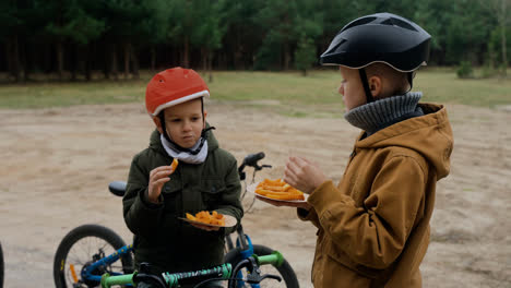 Kids-eating-potato-chips