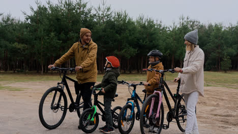 Glückliche-Familie-Mit-Fahrrädern