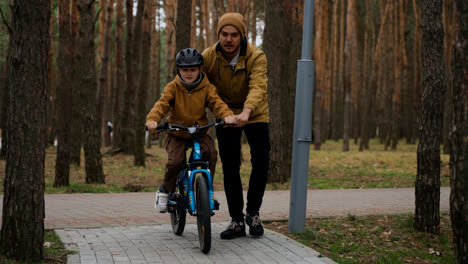 Niño-Aprendiendo-A-Andar-En-Bicicleta