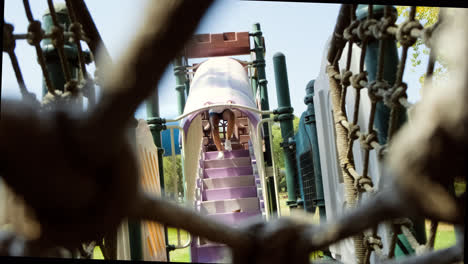 Niño-Jugando-En-El-Patio-De-Recreo