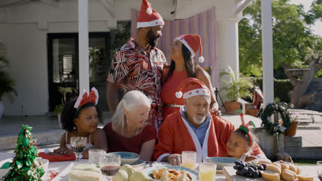 Glückliche-Menschen-Feiern-Weihnachten-Im-Garten