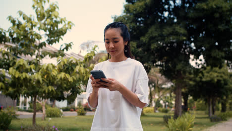 Mädchen-Mit-Smartphone-Im-Freien