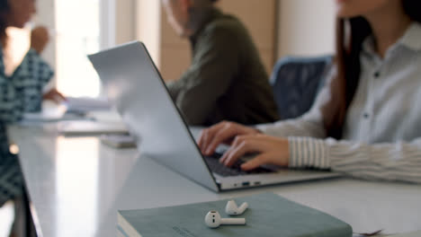 Gente-Trabajando-En-La-Oficina