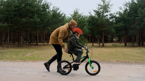 Niño-Aprendiendo-A-Andar-En-Bicicleta