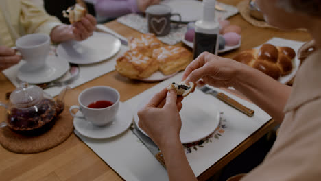 Family-eating-snacks