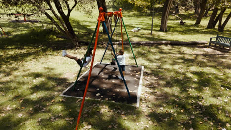 Niños-Jugando-En-El-Parque