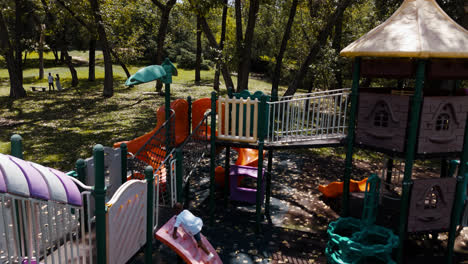 Niño-Negro-Jugando-En-El-Parque