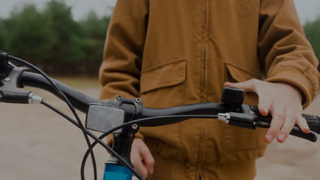 Kid-hands-on-handlebar