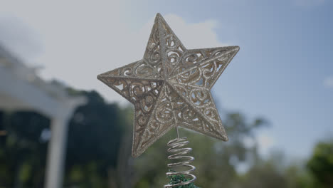 Familia-Decorando-Arbol-De-Navidad