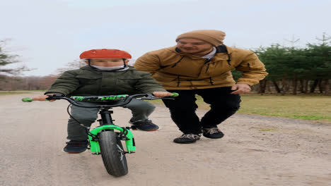 Niño-Aprendiendo-A-Andar-En-Bicicleta