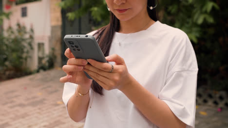 Girl-using-smartphone-outdoors