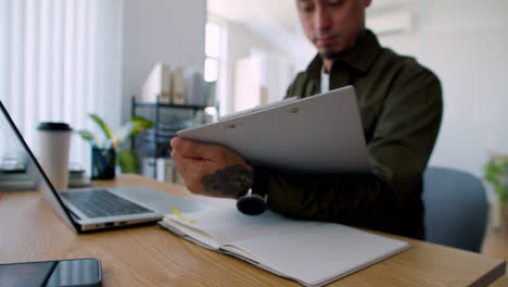 Person,-Die-Im-Büro-Arbeitet