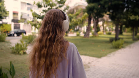 Girl-using-smartphone-outdoors