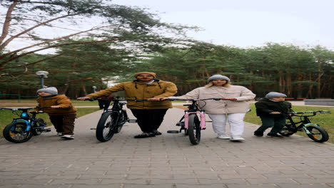 Familia-Caminando-Con-Bicicletas