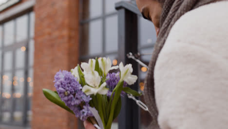 Man-giving-flowers-to-woman