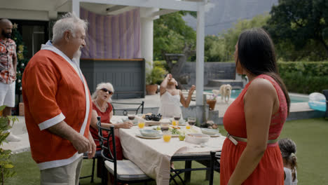 Familia-Feliz-Celebrando-La-Navidad-En-El-Jardín