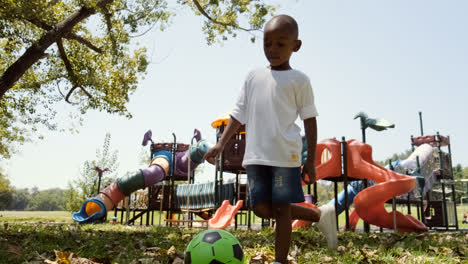 Junge-Spielt-Im-Park