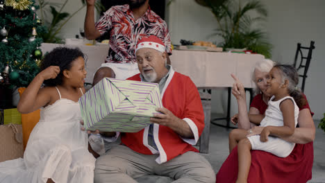 Gente-Feliz-Celebrando-La-Navidad-En-El-Jardín