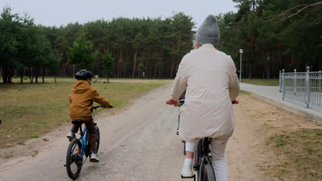 Familie-Fahrrad-Fahren-Im-Freien