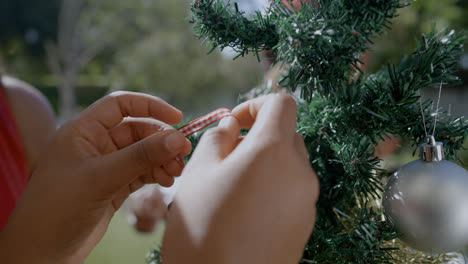 Familia-Decorando-Arbol-De-Navidad