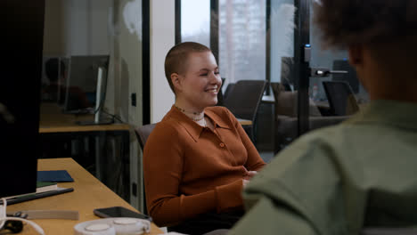 Woman-talking-in-the-office