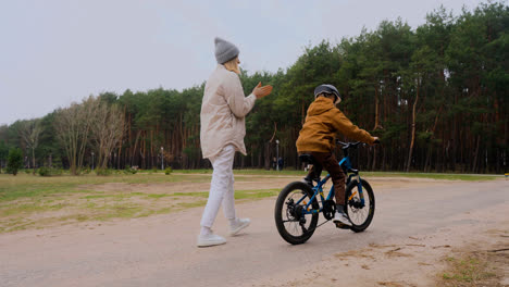 Niño-Aprendiendo-A-Andar-En-Bicicleta