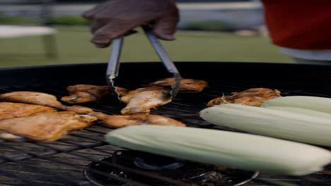 Mann-Kocht-Auf-Dem-Grill