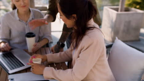 Gente-Trabajando-En-La-Terraza