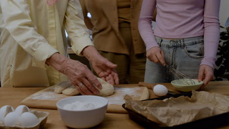 Familie-Kocht-In-Der-Küche