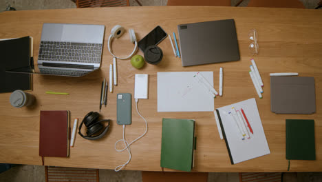 Draufsicht-Auf-Einen-Bürotisch