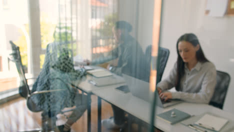 Leute,-Die-Im-Büro-Arbeiten