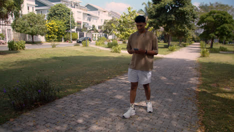 Hombre-Usando-Teléfono-Inteligente-Al-Aire-Libre