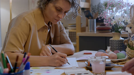 Mujer-Escribiendo-Tarjeta-De-Pascua