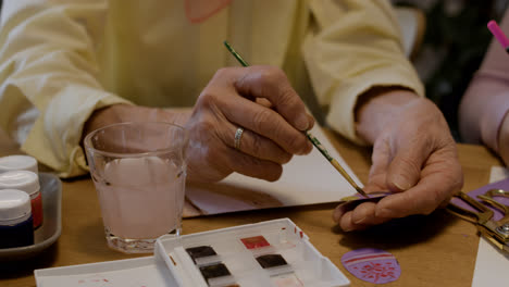 Mujer-Mayor-Pintando-Huevos-De-Pascua