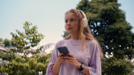 Girl-using-smartphone-outdoors