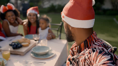 Glückliche-Menschen-Feiern-Weihnachten-Im-Garten