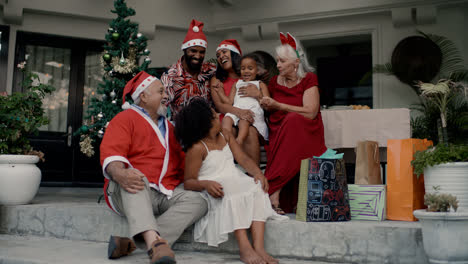 Familia-Feliz-Relajándose-En-El-Patio-Trasero