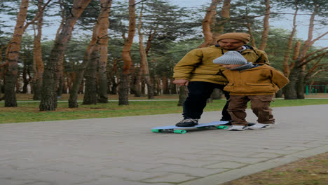 Niño-En-Patineta