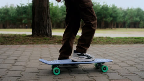 Kind-Auf-Skateboard