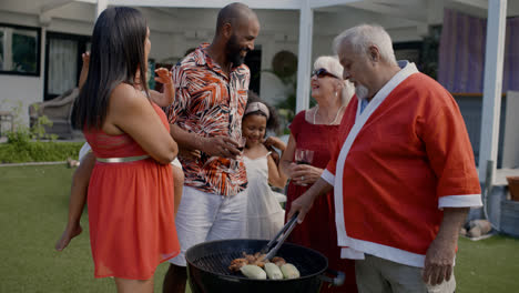 Älterer-Mann-Kocht-Auf-Dem-Grill