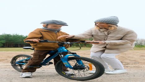 Mutter-Bringt-Sohn-Fahrradfahren-Bei