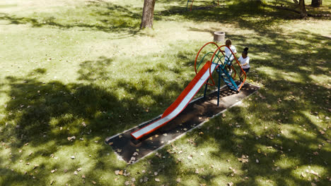 Niños-Jugando-En-El-Parque