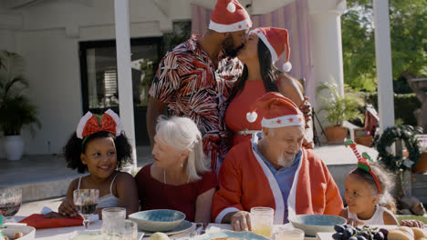 Glückliche-Menschen-Feiern-Weihnachten-Im-Garten