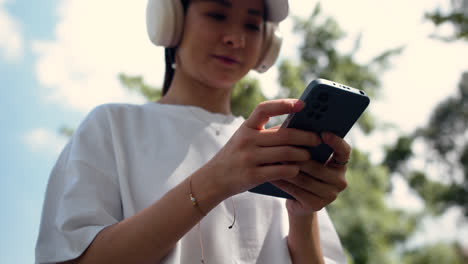 Girl-using-smartphone-outdoors