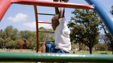 Niño-Negro-En-El-Patio-De-Recreo