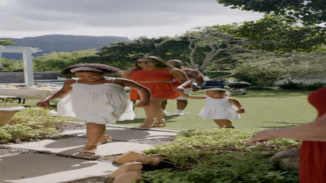 Gente-Llegando-A-La-Casa-De-Los-Abuelos