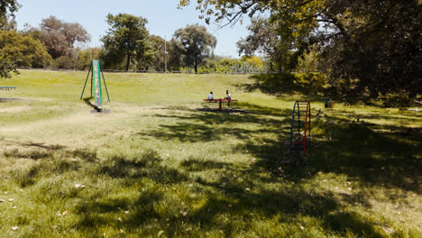 Niños-Jugando-En-El-Parque