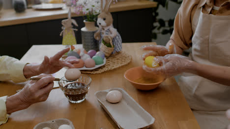 Gente-Pintando-Huevos-De-Pascua